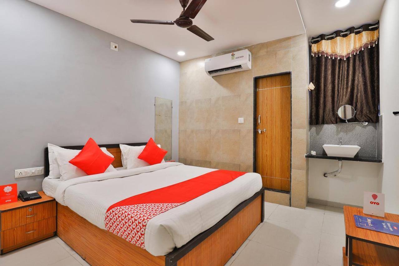 Oyo 16675 Hotel Shri Krishna Inn スーラト エクステリア 写真