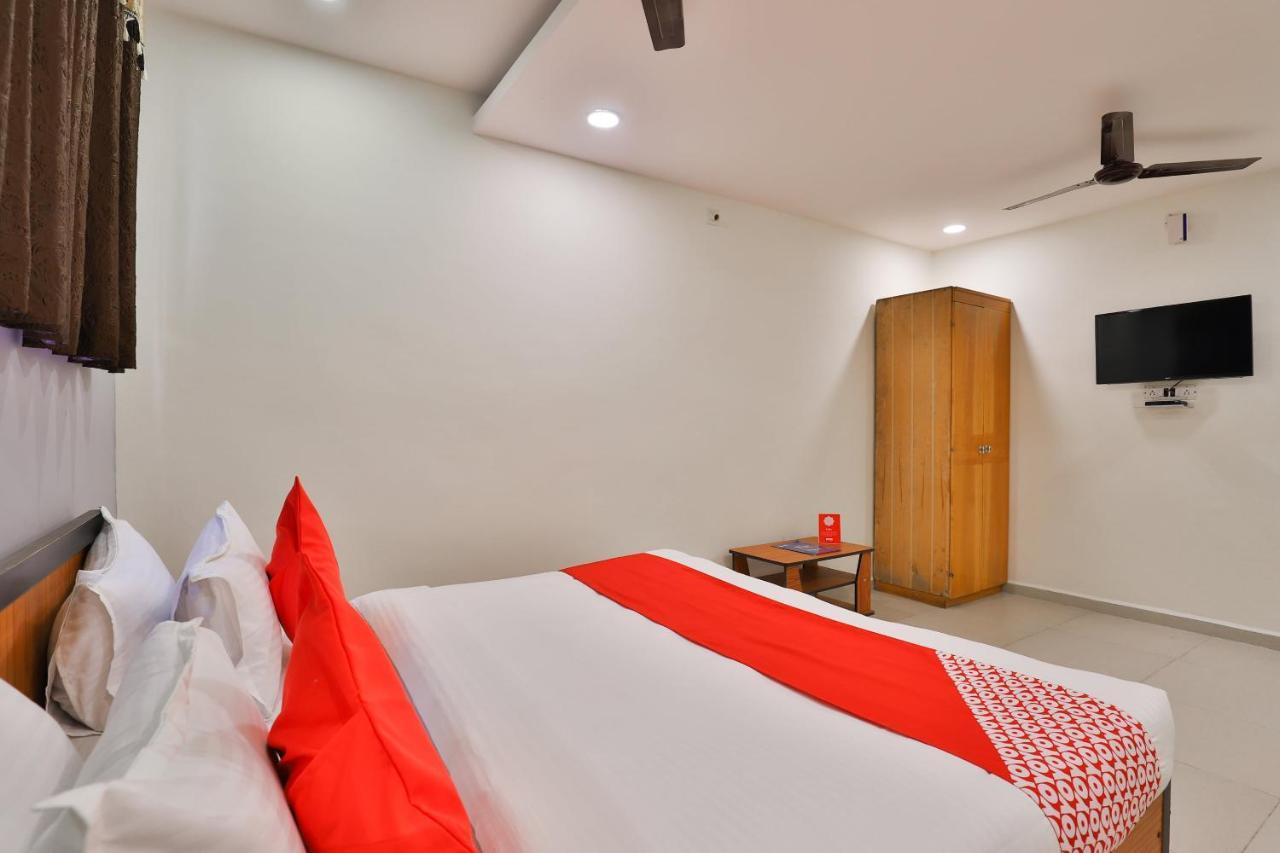 Oyo 16675 Hotel Shri Krishna Inn スーラト エクステリア 写真