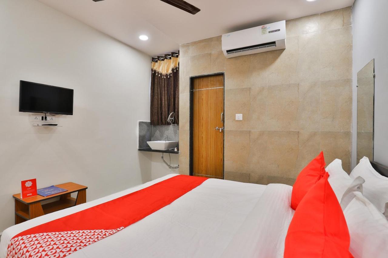 Oyo 16675 Hotel Shri Krishna Inn スーラト エクステリア 写真
