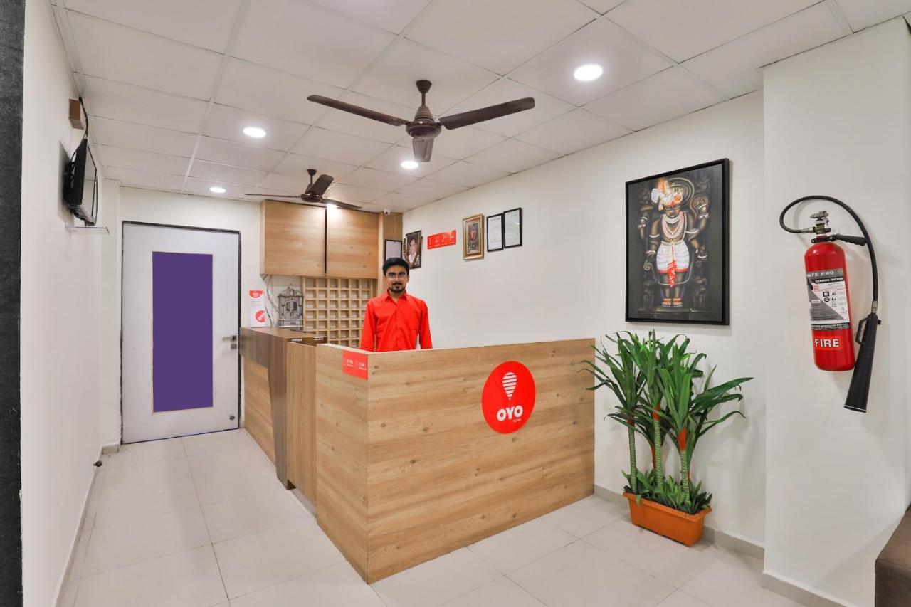 Oyo 16675 Hotel Shri Krishna Inn スーラト エクステリア 写真