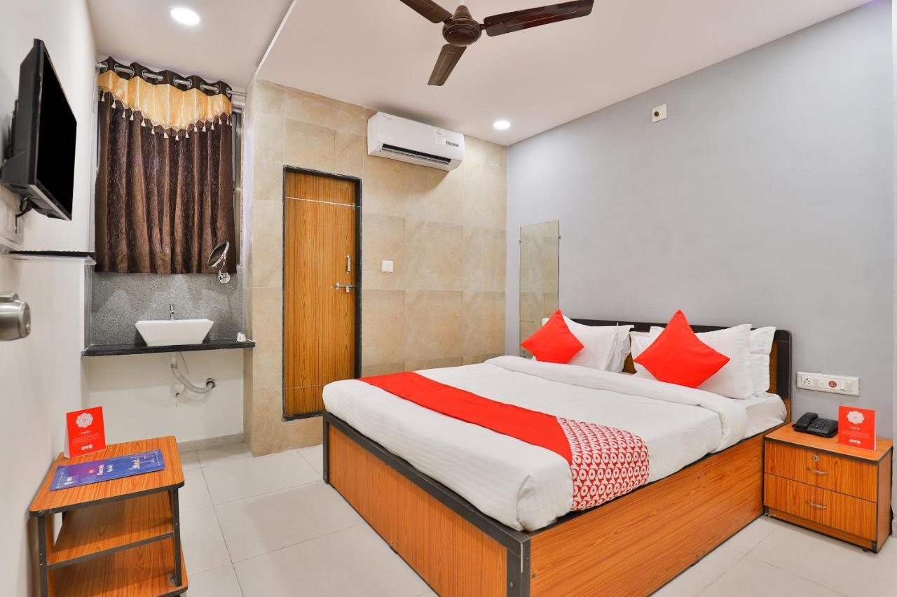 Oyo 16675 Hotel Shri Krishna Inn スーラト エクステリア 写真